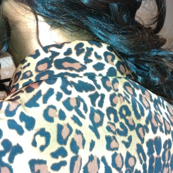 Susan graver leopard print button-down dress shirt. With shoulder pads - Picture 10 of 12